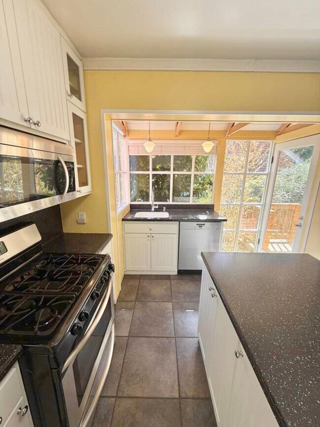 Building Photo - Stylish 3-Bed, 2-Bath Home in the Heart of...