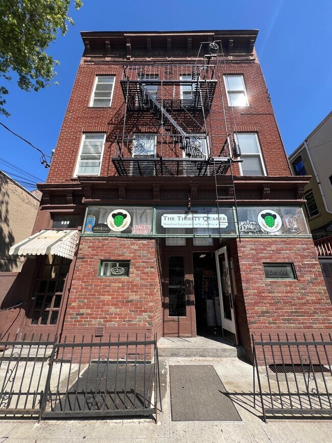 Building Photo - 492 Monmouth St