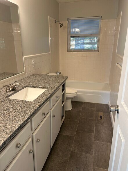 Building Photo - 33 Phillips Dr