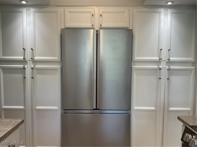 Building Photo - 4587 Flamingo Dr