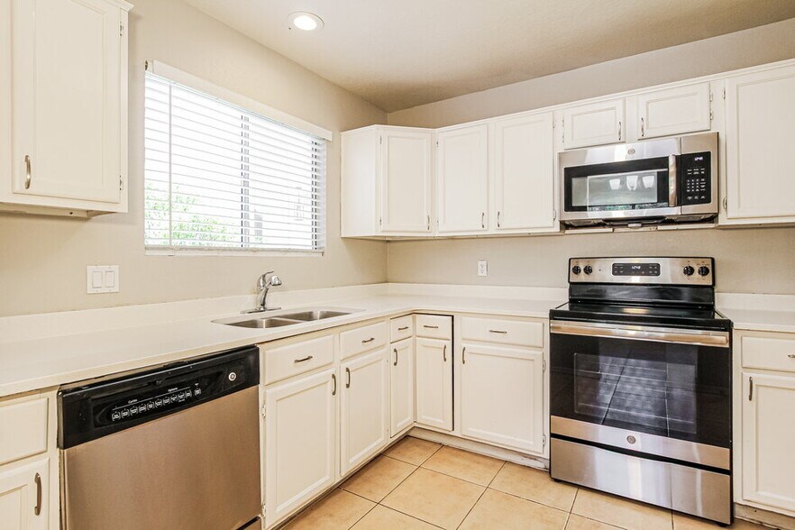 Building Photo - 7848 W Fleetwood Ln