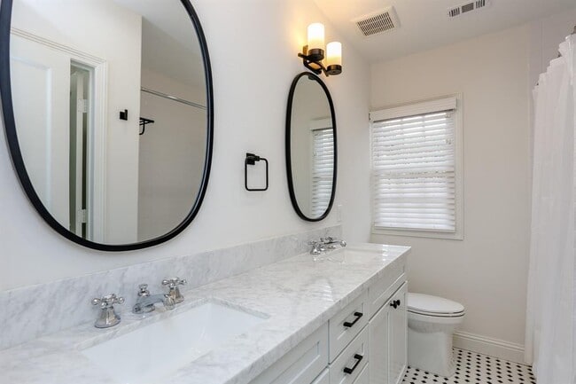 Building Photo - 3125 Wroxton Rd