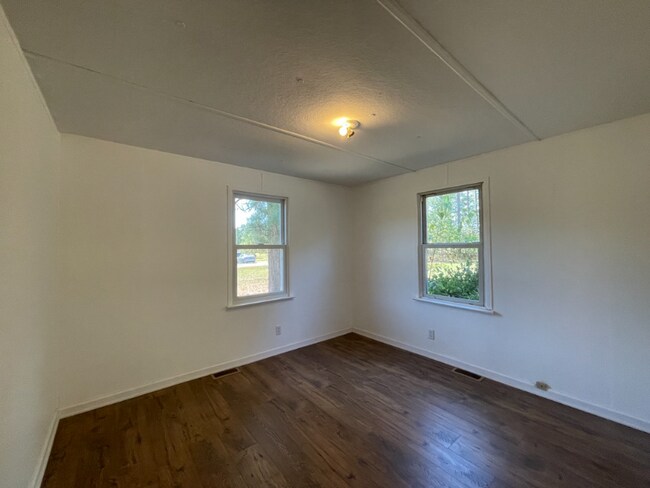 Building Photo - 10714 Quaker Rd