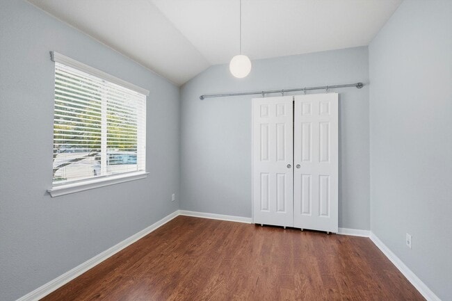 Building Photo - Freshly Painted Spacious 4 Bedroom!