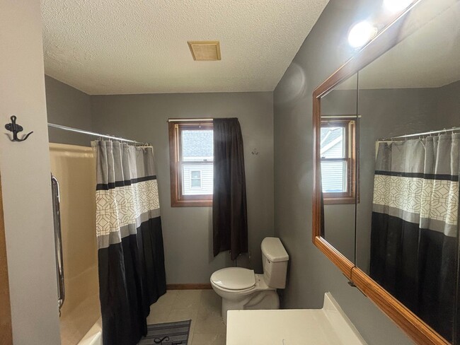 Building Photo - 3-bedroom 1 bath house available now