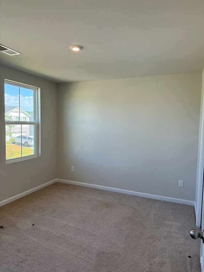 Building Photo - Price & Location!