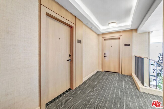 Building Photo - 999 N Doheny Dr