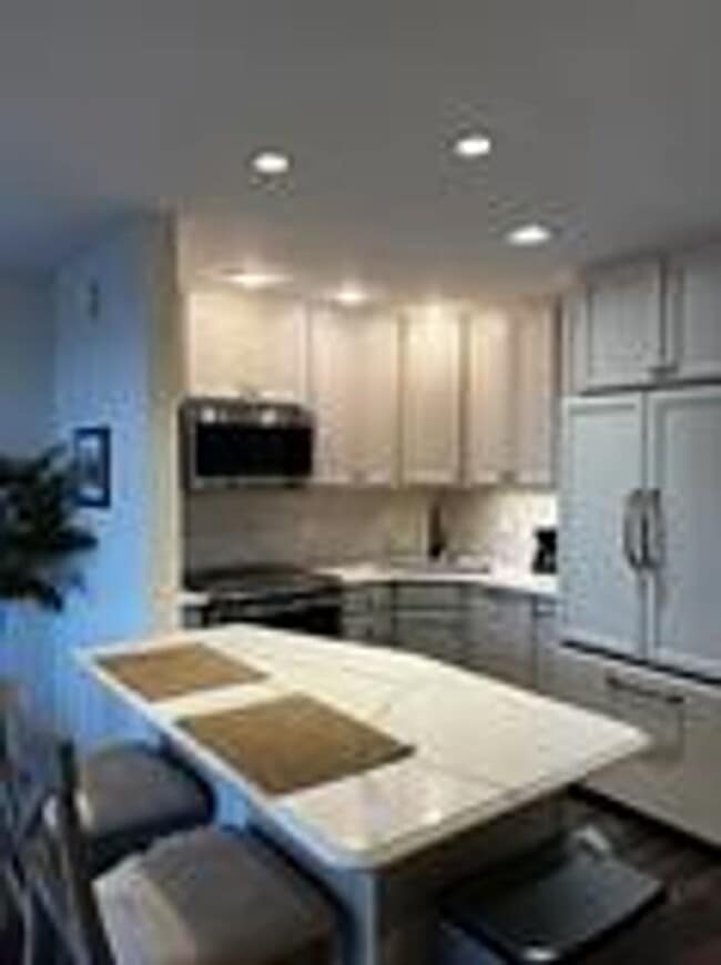 Building Photo - Beautiful Fifteenth floor Furnished one Be...