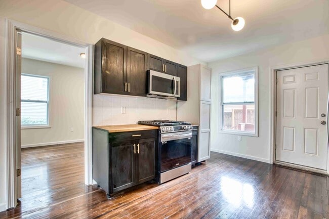 Building Photo - Generous size 2 bedroom for rent