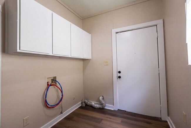 Building Photo - Classic Charm with Modern Updates – Spacious 4 Bedroom Rental