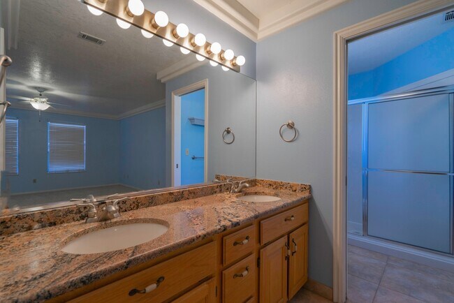 Building Photo - Spacious Stand Alone Home