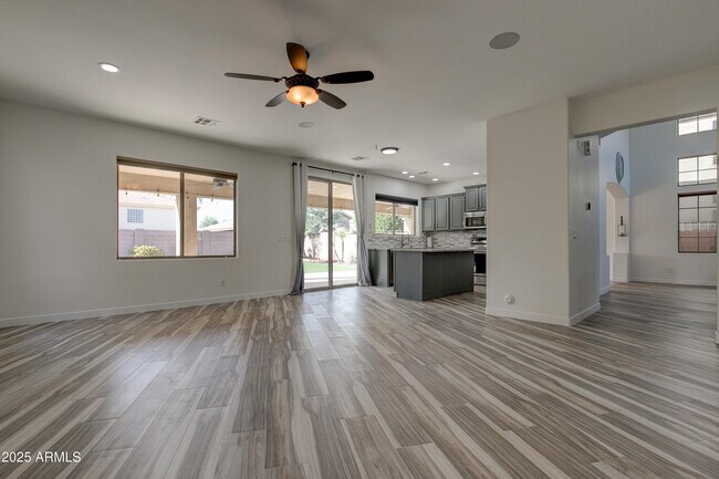 Building Photo - 2237 W Bonanza Ln