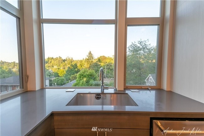 Building Photo - 3Bd/2.5Ba Seattle Townhome