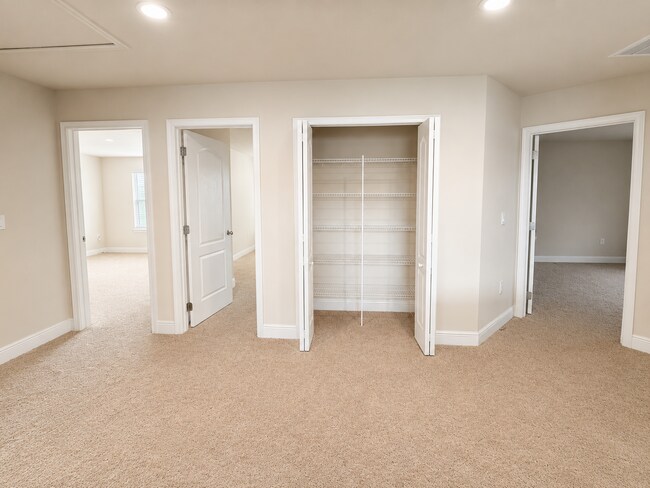Building Photo - Spacious 5-Bedroom with 4.5 Baths at 176 Mitchell's Manor, Haines City!