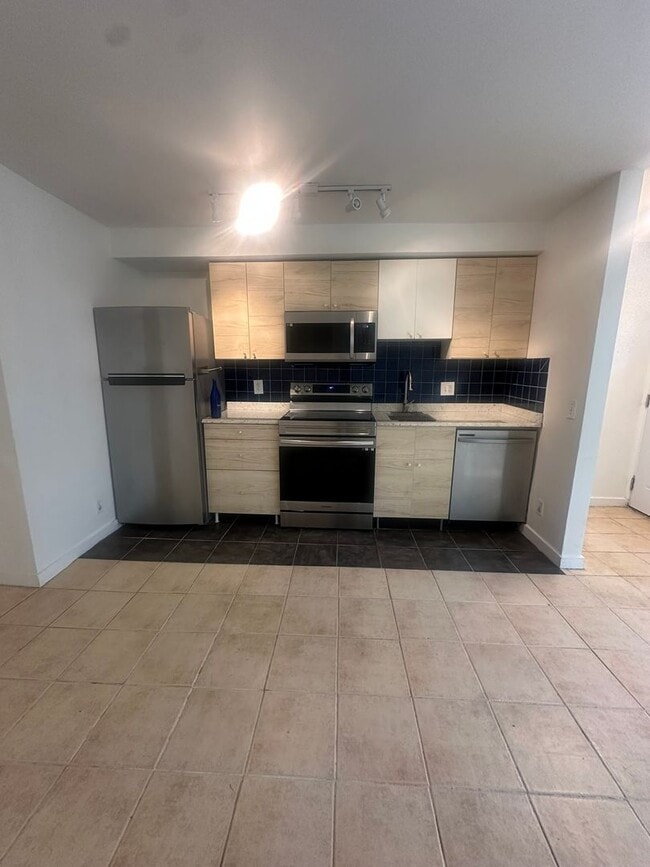 Building Photo - Modern Basement Unti 1 Bedroom/1 Bath, Recently renovated, new stainless steel appliances, floori...