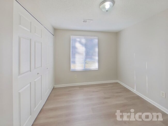 Building Photo - 201 Raintree Dr