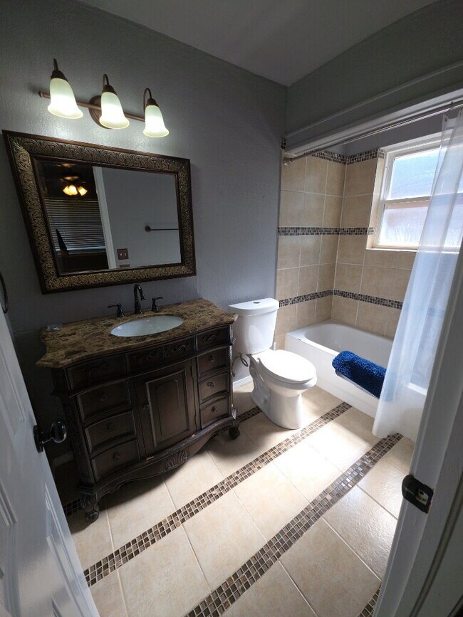 Building Photo - "Charming 3-Bed, 2-Bath Haven in Broken Ar...