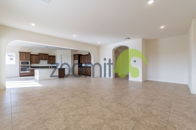 Building Photo - Beautiful Views!