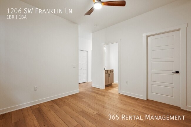 Building Photo - 1206 SW Franklin Dr