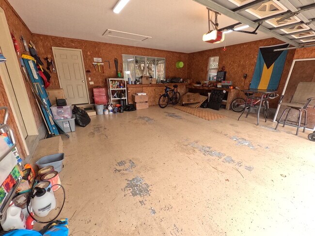 Building Photo - 998 Fay Dr