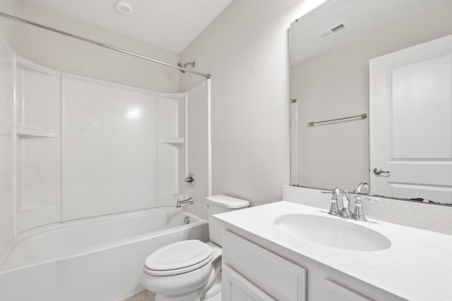 Building Photo - **End Unit 3/3 Townhome in Great Location**
