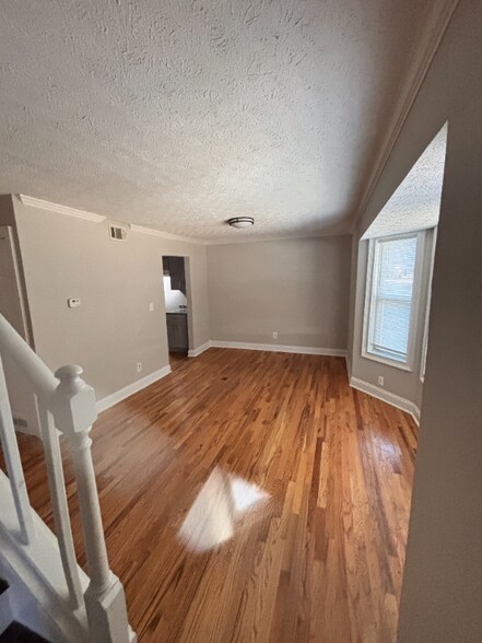 Building Photo - 5870 Sherwood Pl