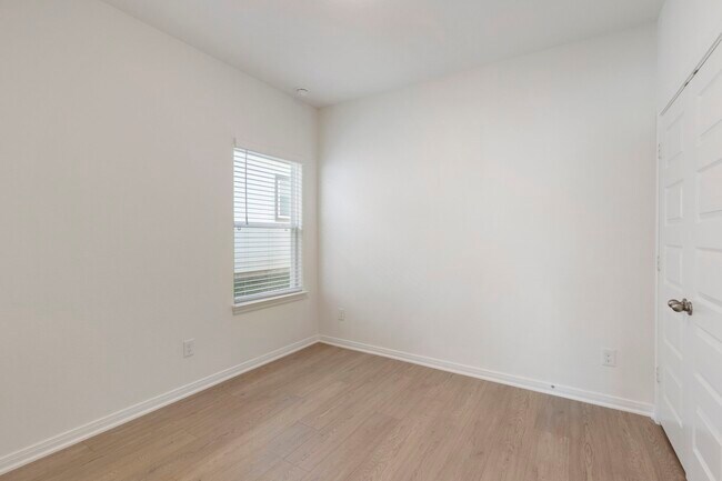 Building Photo - 11828 Whirlaway Dr