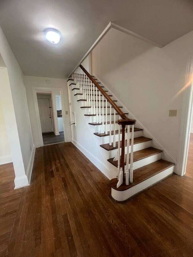 Building Photo - Spacious 4-Bedroom Brick Home with Hardwood Floors and Walk-In Closet