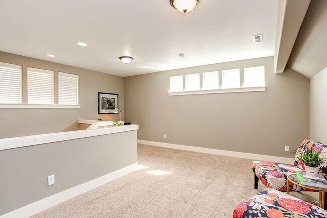 Building Photo - 3 Bedroom + Flex Space in Central Location - Close to Old Mill!