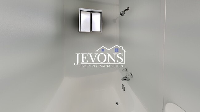 Building Photo - Embrace the cozy charms of this single-family home in Yakima's heart