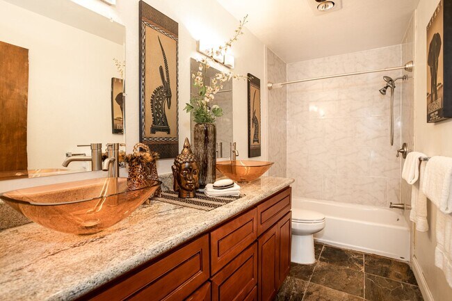 Building Photo - A Spacious 2 bedroom, 2 bathroom Townhouse - Upscale That’s Right On Trend