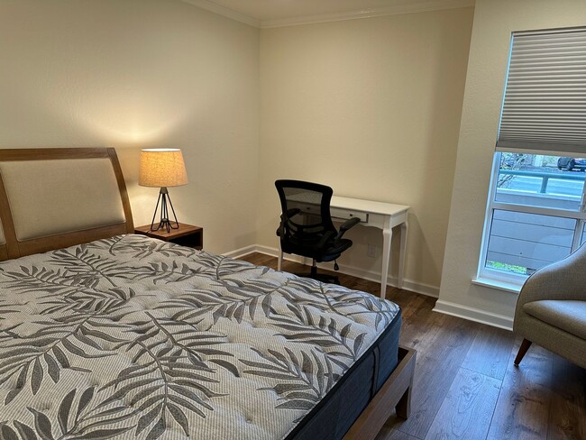 Building Photo - 204 Larkspur Plaza Dr