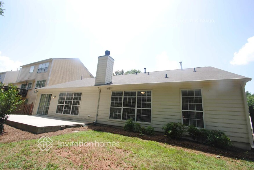 Building Photo - 6050 Carriage Park Way