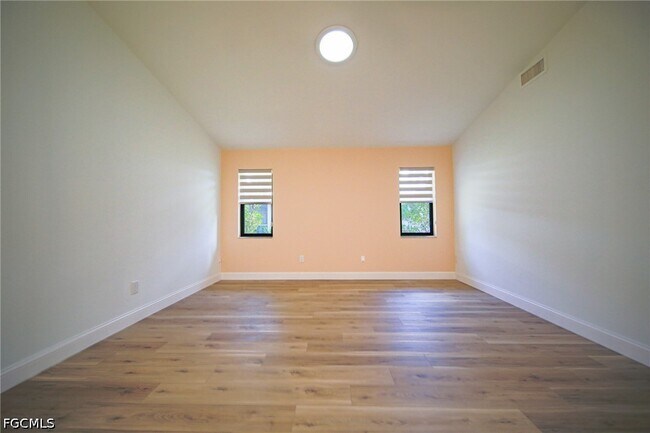 Building Photo - 1250 Riverbend Dr