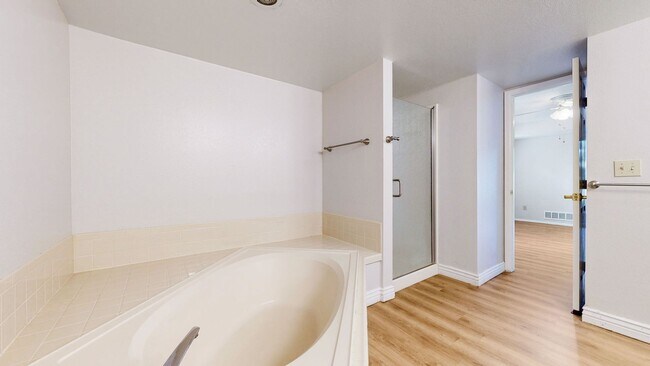 Building Photo - Adorable 2beds/2baths w/2 Parking spaced Included Available Now