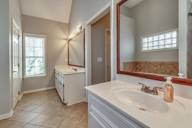 Building Photo - 340 Willow Ridge Cove