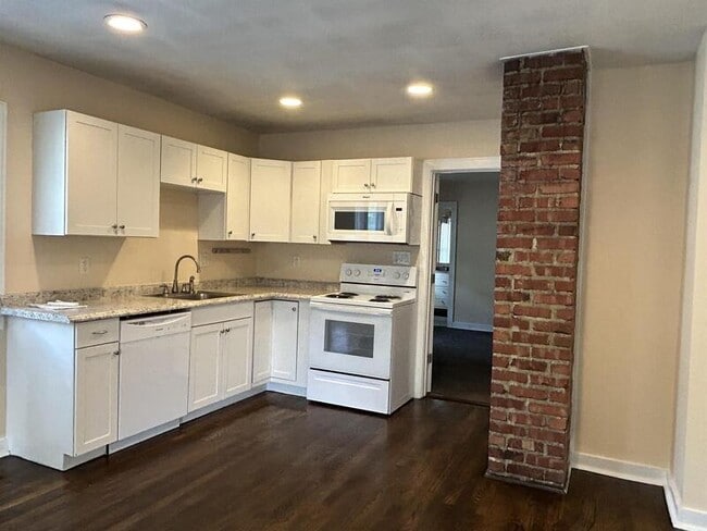 Building Photo - 833 E 21st Ave