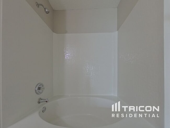 Building Photo - 404 Castle Ridge Dr