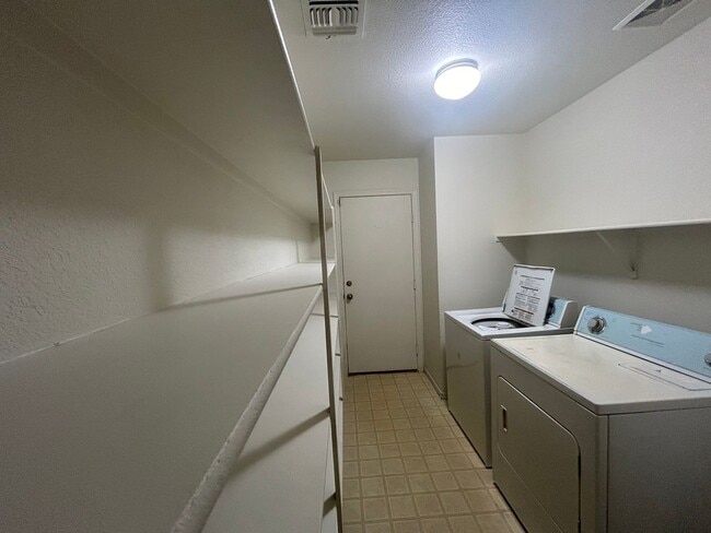 Building Photo - 4 Bedroom 2.5 Bath