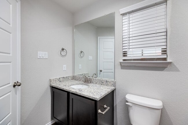 Building Photo - 3 Bedroom, 2.5 Bathroom Duplex in New Brau...