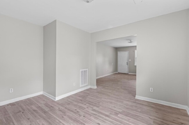 Building Photo - Stylish and Newly Renovated  3 Bedroom 1 B...