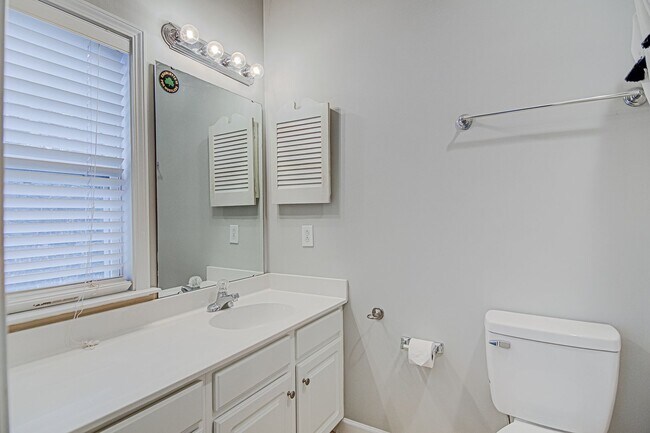 Building Photo - Live off Central Ave. in END UNIT 2 bed/2.5 bath Townhome (NO CARPET!)