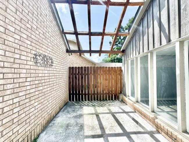 Building Photo - Beautiful 3BR/2BA Home with Sunroom, Formal Dining & Large Backyard