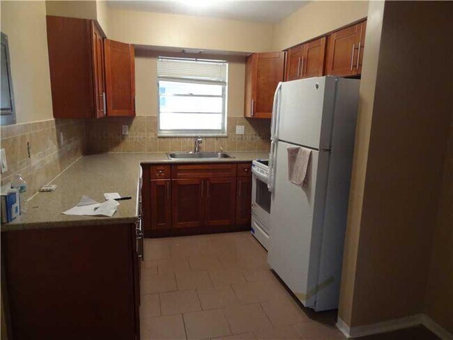 Building Photo - 6120 SW 48th Ct