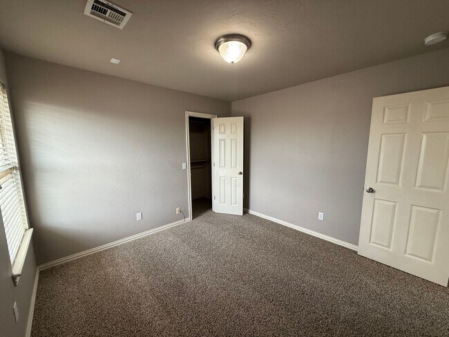 Building Photo - 4 BED! Cozy Home on Large CORNER Lot!