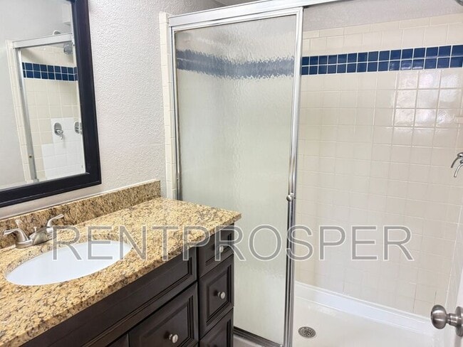 Building Photo - 4022 Versailles Dr