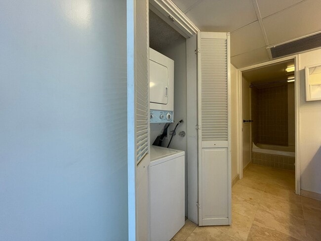 Building Photo - 2412