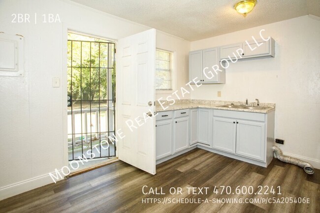 Building Photo - Spacious 2-story townhome apartment in Eas...