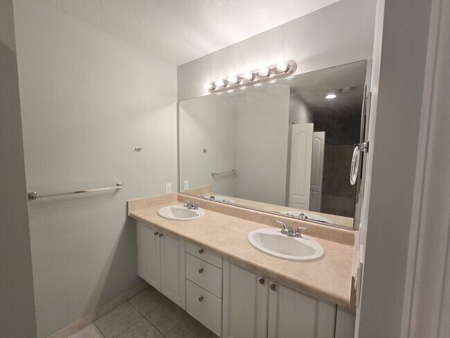 Building Photo - 1 bedroom condo in a resort like community