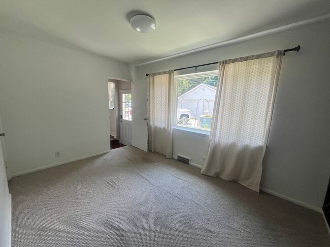 Building Photo - Spacious 3 bedroom 1.5 bathroom House